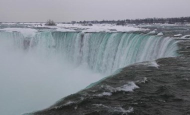 Niagara Şelalesi'nden düştü!