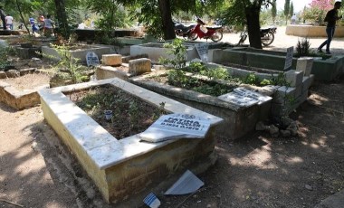 Hatay'ın Reyhanlı ilçesinde çok sayıda mezar kimliği belirsiz kişilerce tahrip edildi