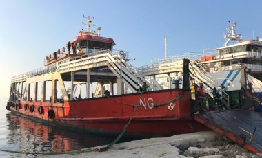 Çanakkale Boğazı'nda balıkçı teknesi yolcu feribotuna çarptı