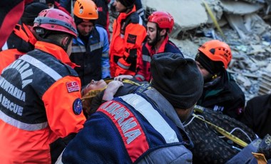 Yaralı kadınlar enkaz altından böyle kurtarıldı