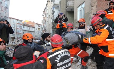 Cep telefonu ile yerini bildirdi, 13 saat sonra enkazdan kurtarıldı