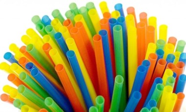 İngiltere'de bugünden itibaren plastik pipet ve kulak temizleme çubuklarının satışı yasak