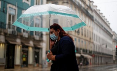 Koronavirüs: 8 ülkede yapılan araştırmaya göre kadınlar, maske ve mesafe gibi kurallara erkeklerden daha çok uyuyor