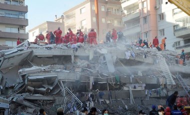 Depremin simge binası Rıza Bey apartmanında kurtarma çalışmaları sürüyor