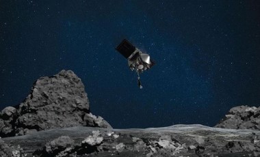 NASA'nın uzay aracı topladığı gök taşı örneklerini dünyaya getirecek kapsüle yerleştirdi