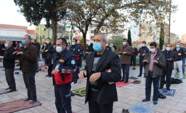 Belediye başkanı, kaymakam, müftü... 'Yağmur duası' için ellerini ters çevirdiler