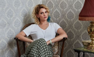 Oyuncu Farah Zeynep Abdullah, kendisine küfür eden takipçisine küfürle karşılık verdi