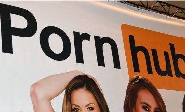 Pornhub istismar suçlamasının ardından kullanıcıların yüklediği videoları yasakladı