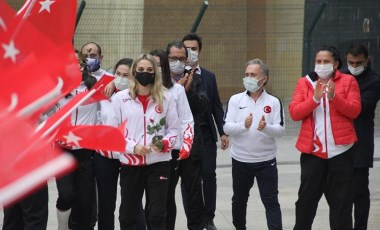 Cimnastikte ilk madalyalı getiren Göksü'yu, şampiyonlar karşıladı