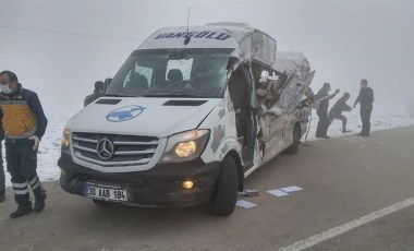 Hakkari-Yüksekova kara yolunda yolcu minibüsü TIR'la çarpıştı: 4 ölü, 5 yaralı