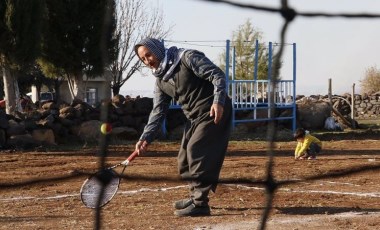 Tenisle tanışan köy halkı yöresel kıyafetlerle raket sallıyor