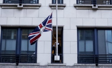 Brexit'e saatler kala İngiliz bayrakları AB kurumlarından indirildi