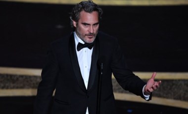 Joaquin Phoenix: Kendimizde bir ineği yapay olarak dölleyip yavrusunu çalma hakkını görüyoruz