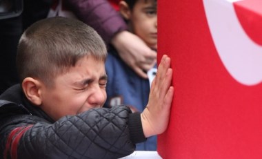 Şehit olan babasının tabutuna sarılarak gözyaşı döktü