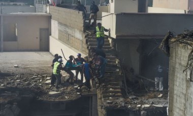 Pakistan'da yerleşim bölgesine uçak düştü! Olay yerinden kareler