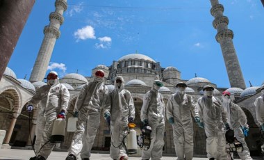 İstanbul'da ibadete açılacak camiler dezenfekte ediliyor