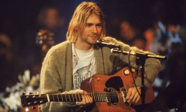 Kurt Cobain'in ölümünden 5 ay önce çaldığı gitarı satıldı