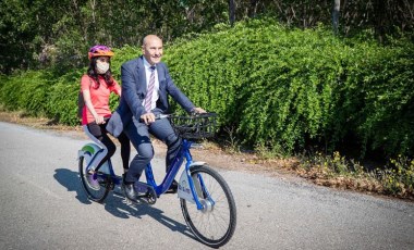 Tunç  Soyer görme engelli takım arkadaşıyla tandem bisiklet kullandı