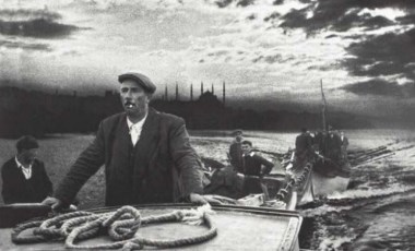 Ara Güler’in 'Sabahın ilk ışıklarında Kumkapı balıkçıları limana dönüyor' fotoğrafı 20 bin 532 liraya satıldı