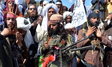 Afganistan'da bir kız çocuğu, ailesini katleden iki Taliban militanını öldürdü