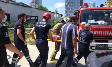 Küçük çocuğun saçları metro istasyonunda yürüyen merdivenlere sıkıştı