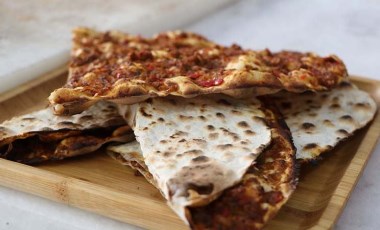 Lezzet kentleri anlaşamıyor: Lahmacun sarımsaklı mı olur soğanlı mı?