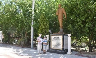 Atatürk anıtına çiçek koymak suç sayıldı!