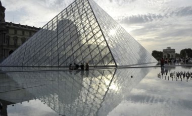 Louvre Müzesi yeniden ziyarete açıldı