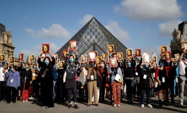 Louvre Müzesi maskeli ziyaretçilere kapılarını açtı, turist rehberleri Mona Lisa'lı protesto düzenledi