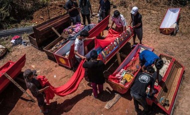 Endonezya’da ölüm ritüeli: Cesetler çıkarılıp yeniden giydiriliyor