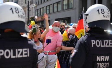 Berlin'de koronavirüs önlemlerine karşı düzenlenen protestoya binlerce kişi katıldı