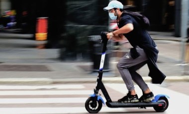 İtalya'da kuralsız elektrikli scooter kullanımı tartışma yaratıyor: 'Elektrikli scooter rodeosu'