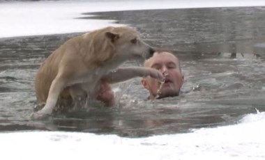 Buz tutan gölde boğulmakta olan köpeği böyle kurtardı