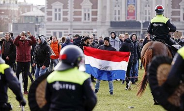 Hollanda'da sokağa çıkma yasağı protestoları sonrası 15 kentte acil durum