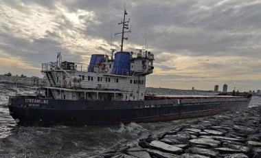 Zeytinburnu'nda gemi karaya oturdu