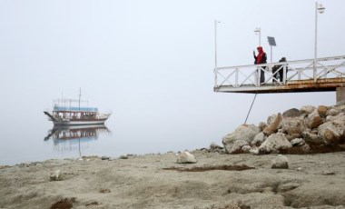 Burdur Gölü'nün suyu çekildi, iskele ortada kaldı