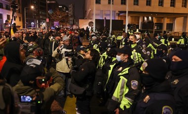 ABD'de Trump destekçileri polis barikatını aşarak Kongre binasına girdi