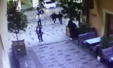 İstiklal Caddesi'nde bir kişi, karşısındaki gruba yolu açmalarını söyleyince kalçasından vuruldu