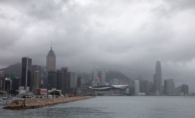 Hong Kong’u Kompasu Tayfunu vurdu: 1 ölü