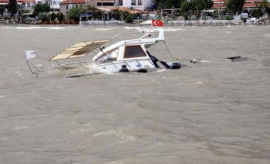 Datça'daki fırtınada 1 tekne battı