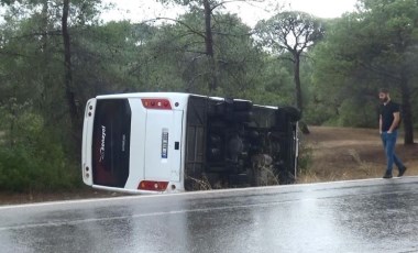 Manavgat'ta tur otobüsü devrildi: 8 yaralı