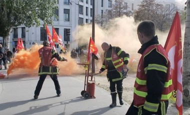 Paris’te yüzlerce itfaiyeciden, ses ve sis bombalı protesto gösterisi