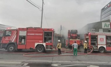 Avcılar'da bir iş yerinin çatısında yangın çıktı