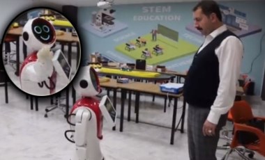 AKP'li Belediye Başkanı robota kendini övdürdü, dans etmesini istedi