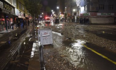 Sivas'ta şebeke suyu patladı, cadde molozlarla kaplandı