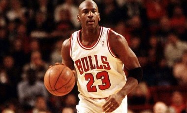 Basketbol efsanesi Michael Jordan'ın ayakkabılarına rekor fiyat!