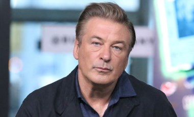 Alec Baldwin'in film setindeki kaza sırasında silahını kameraya doğrulttuğu ortaya çıktı