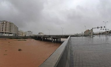 Umman'da kasırga felaketi: Uçuşlar ertelendi