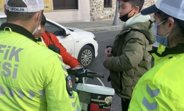 Ortaköy'de scooter denetiminde ilginç anlar: Scooterla kova taşıdı