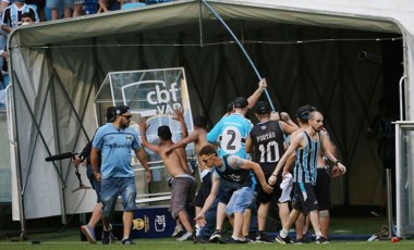 Gremio-Palmeiras maçında taraftar sahaya indi, VAR sistemini parçaladı